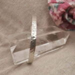 צמיד קשיח יוניסק דק ועם טקסטורה מרוקעת מכסף 925.jpg