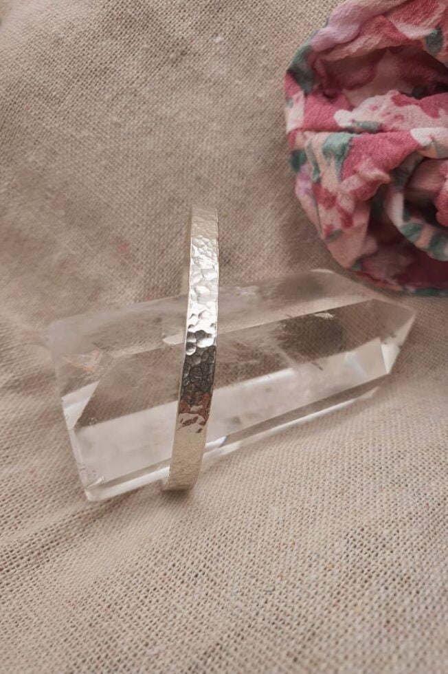 צמיד קשיח יוניסק דק ועם טקסטורה מרוקעת מכסף 925.jpg