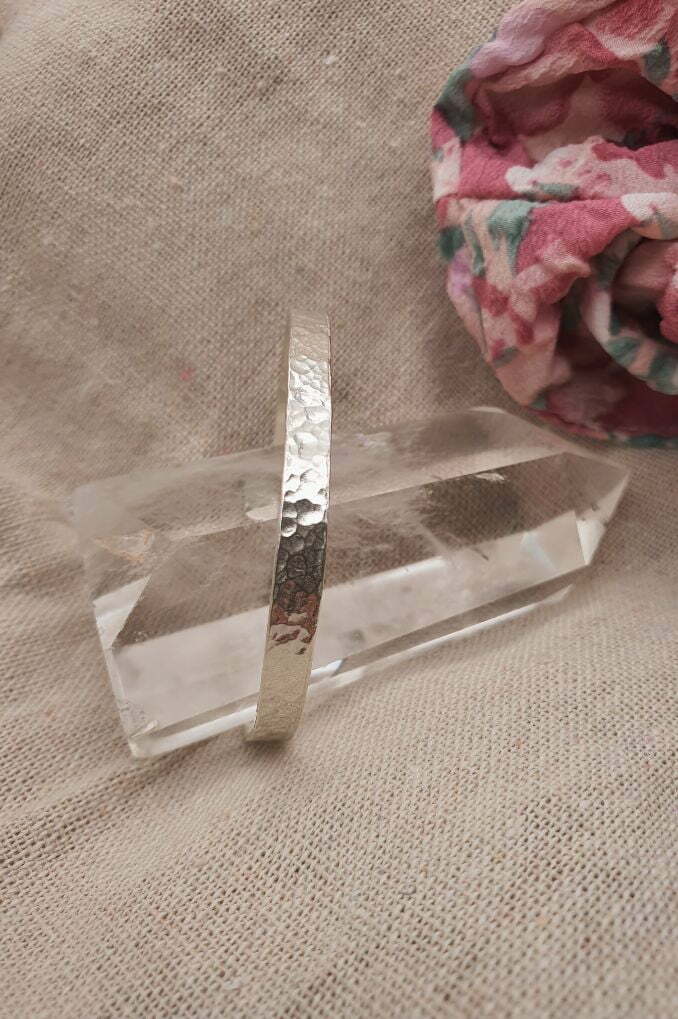 צמיד קשיח יוניסק דק ועם טקסטורה מרוקעת מכסף 925.jpg