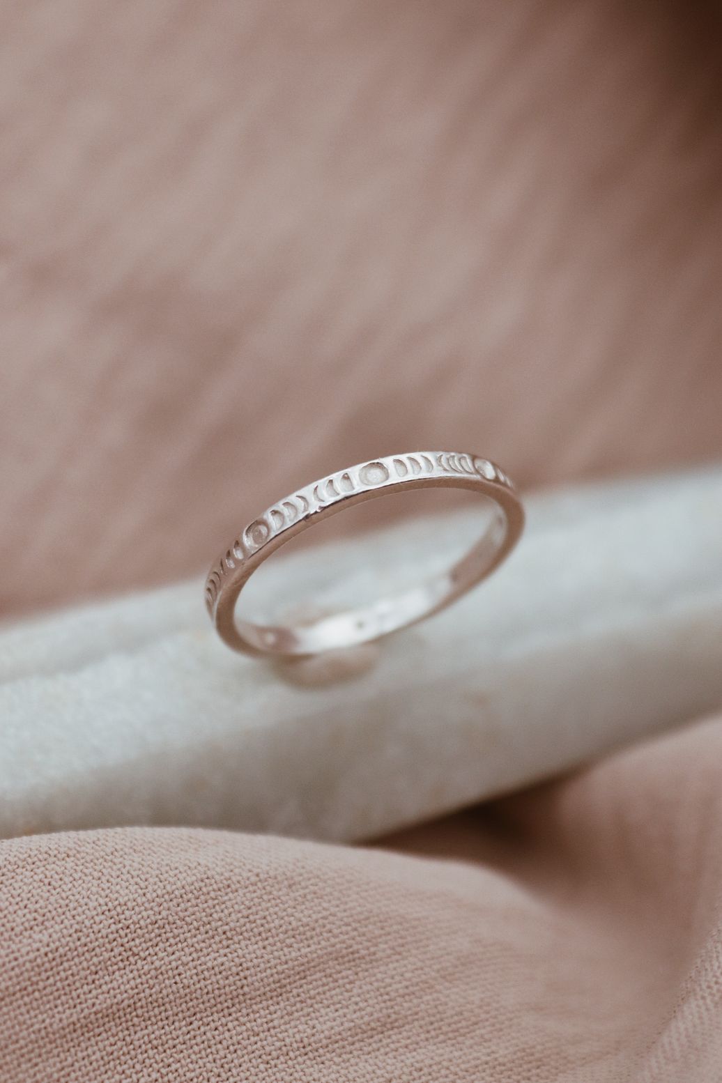 טבעת דקה ועדינה עם חריטה של שלבי ירח.jpg