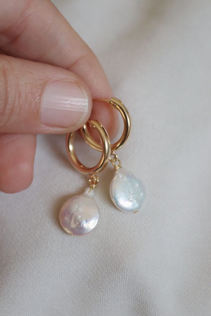 עגילי חישוק קטנים בשילוב פנינה לבנה גולמית בצורת טיפה. מיוצרים מכסף אמיתי 925 או גולדפילד אמיתי.jpg