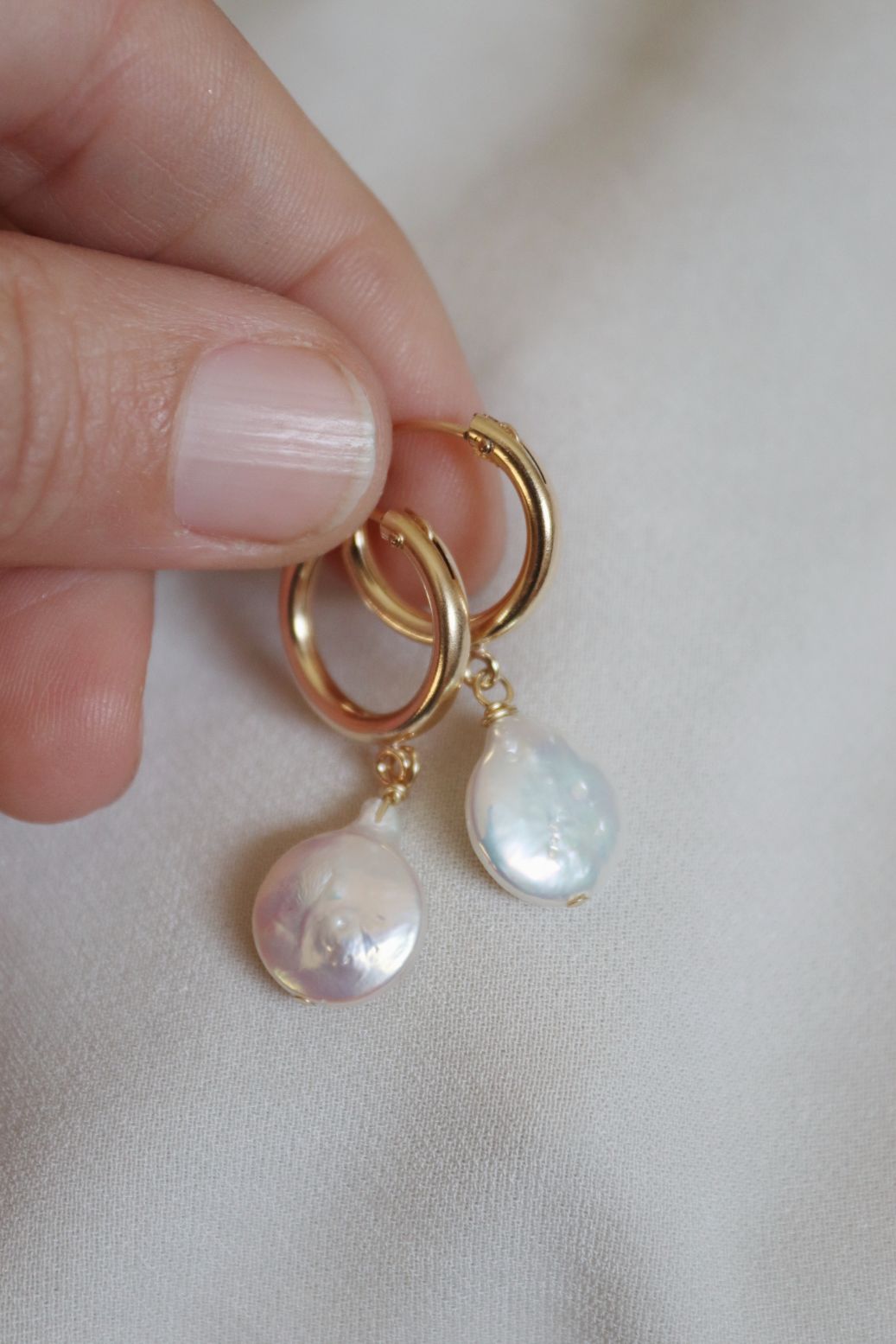 עגילי חישוק קטנים בשילוב פנינה לבנה גולמית בצורת טיפה. מיוצרים מכסף אמיתי 925 או גולדפילד אמיתי.jpg