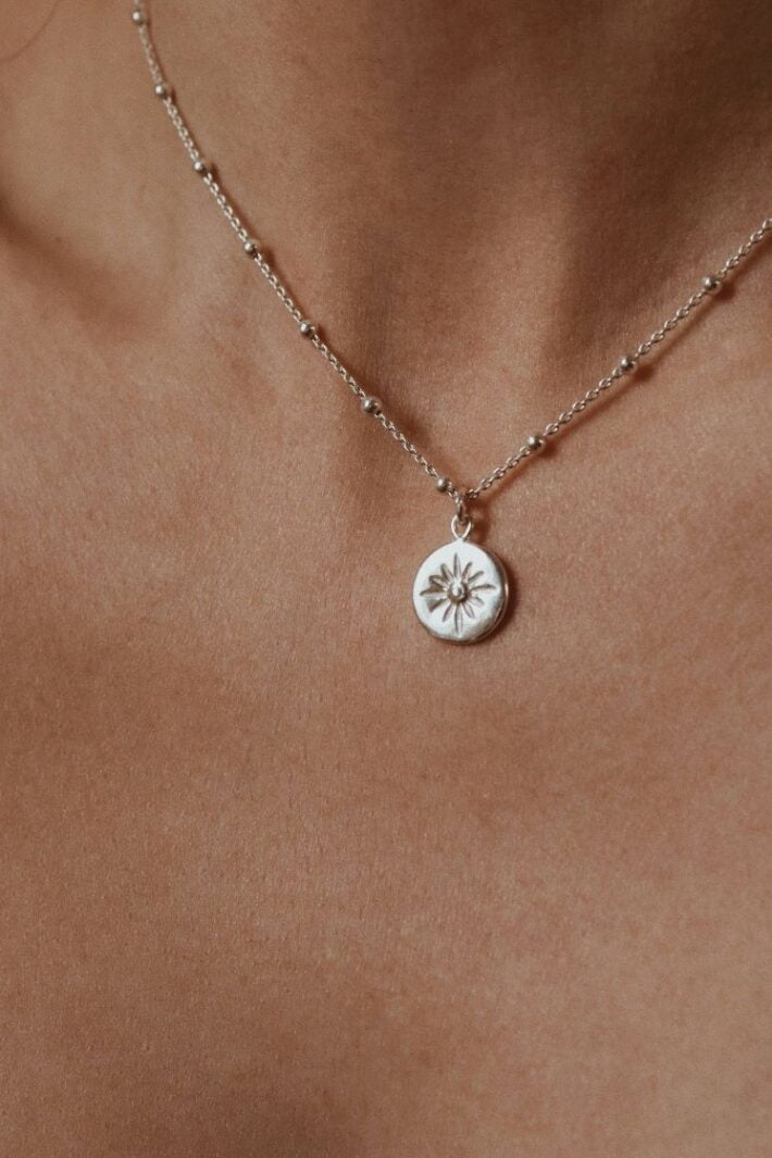 שרשרת כדוריות עם תליון עגול עם הטבעה של כוכב הצפון מכסף אמיתי 925.jpg