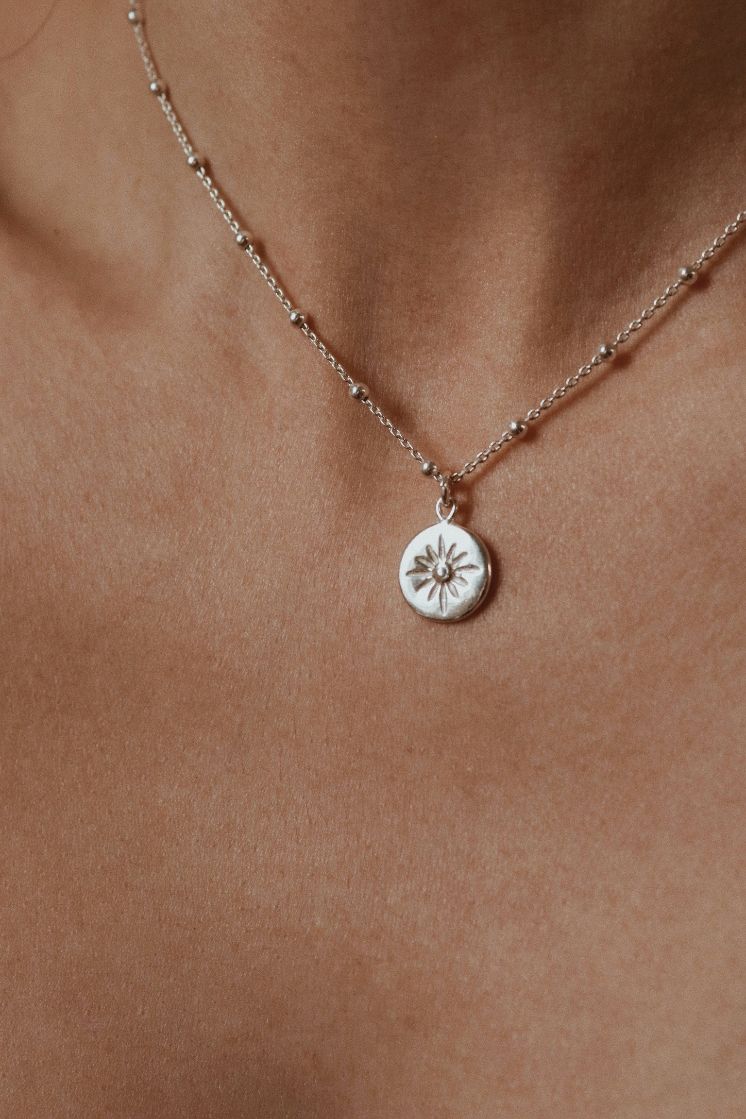 שרשרת כדוריות עם תליון עגול עם הטבעה של כוכב הצפון מכסף אמיתי 925.jpg