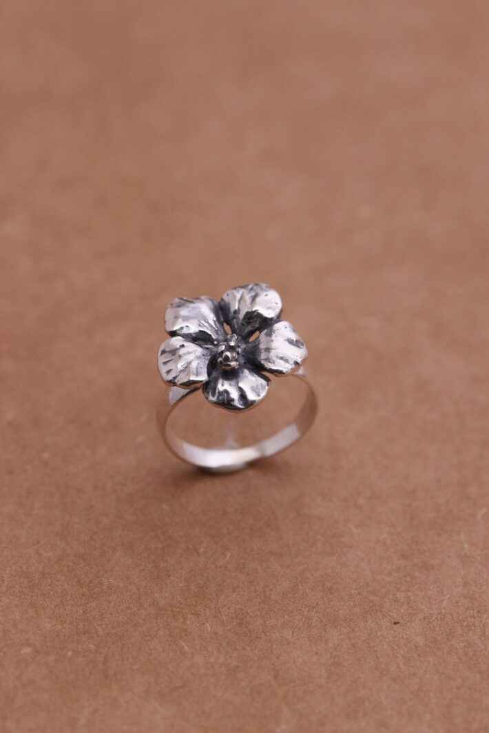 טבעת פרח היביסקוס מלאה במשמעות. גדולה עם נוכחות ועשויה מכסף אמיתי 925.jpg