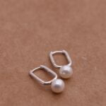 עגילי חישוק קטנים בצורת מלבן עם פנינה לבנה מכסף אמיתי 925.jpg