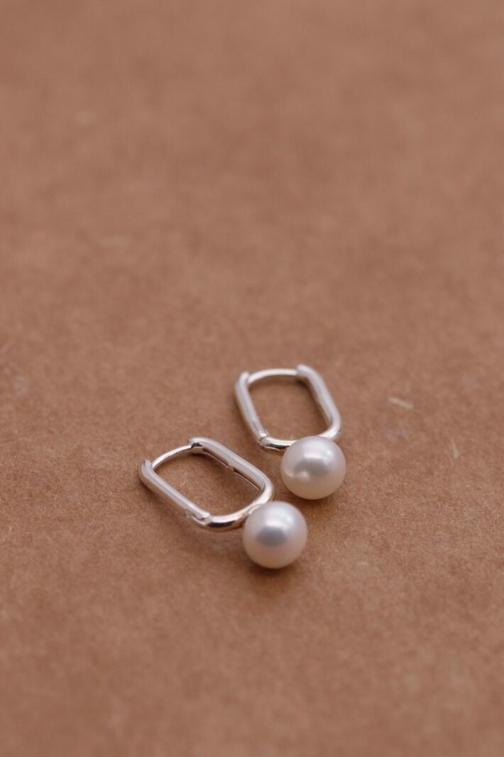 עגילי חישוק קטנים בצורת מלבן עם פנינה לבנה מכסף אמיתי 925.jpg