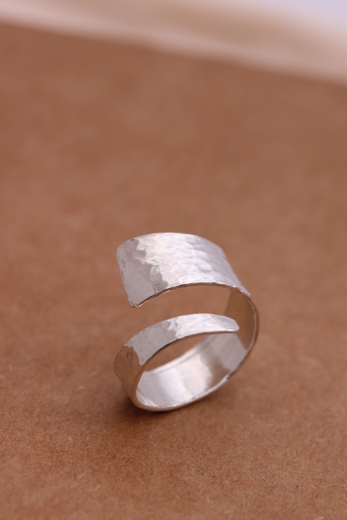 טבעת מלופפת בטקסטורה מרוקעת מכסף אמיתי 925.jpg