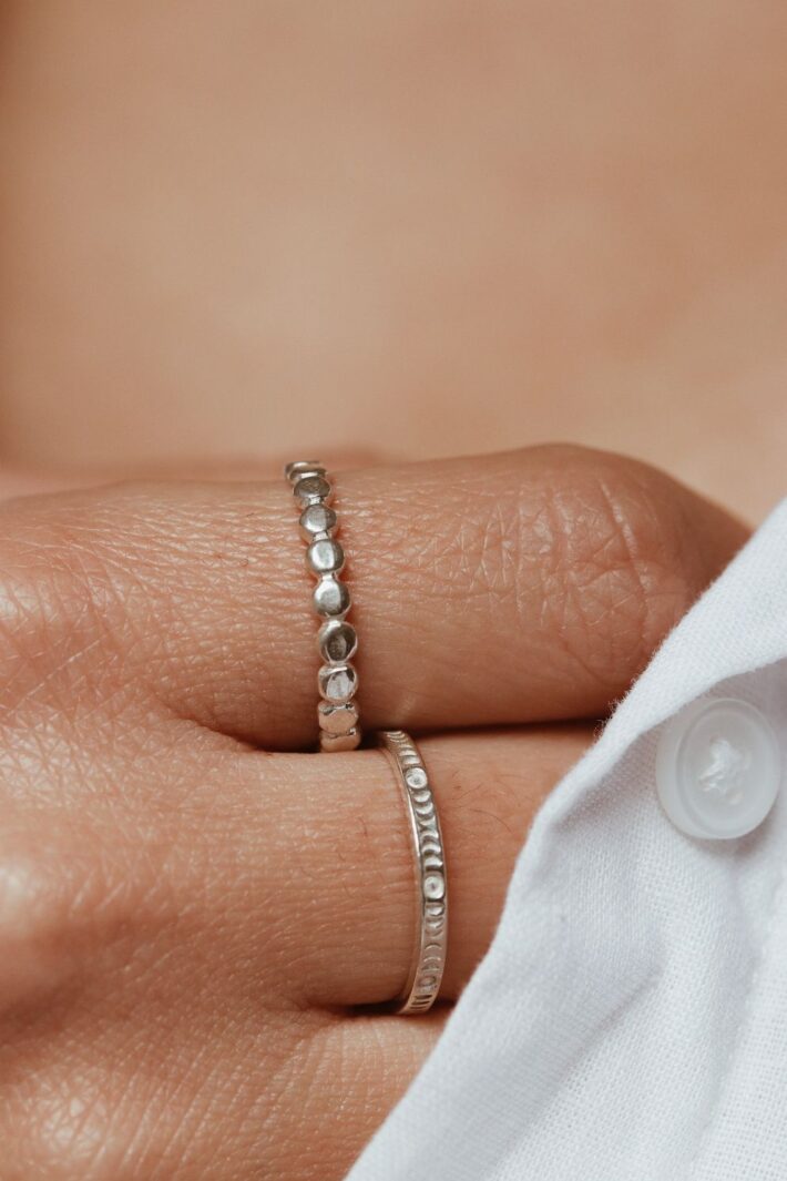 טבעת כדוריות שטוחות דקה ועדינה מכסף 925 או ציפוי זהב.jpg