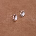 עגילים צמודים לאוזן בטקסטורה גלית מכסף אמיתי 925.jpg