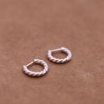 עגילי חישוק קטנים מלופפים מכסף 925.jpg