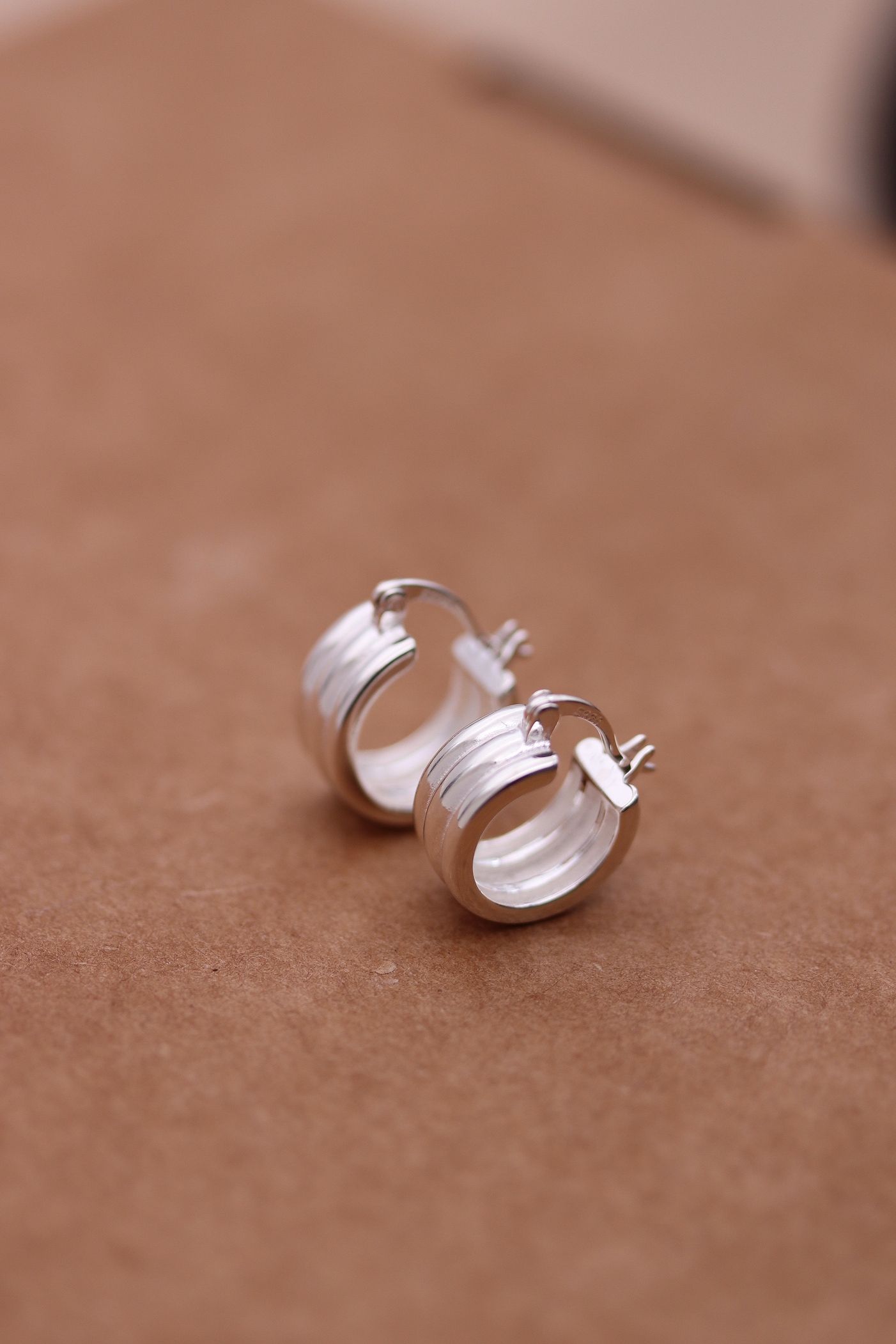 עגילי חישוק קטנים ועבים מכסף 925.jpg