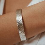 צמיד קשיח יוניסקס רחב בטקסטורה מרוקעת מכסף אמיתי 925.jpg