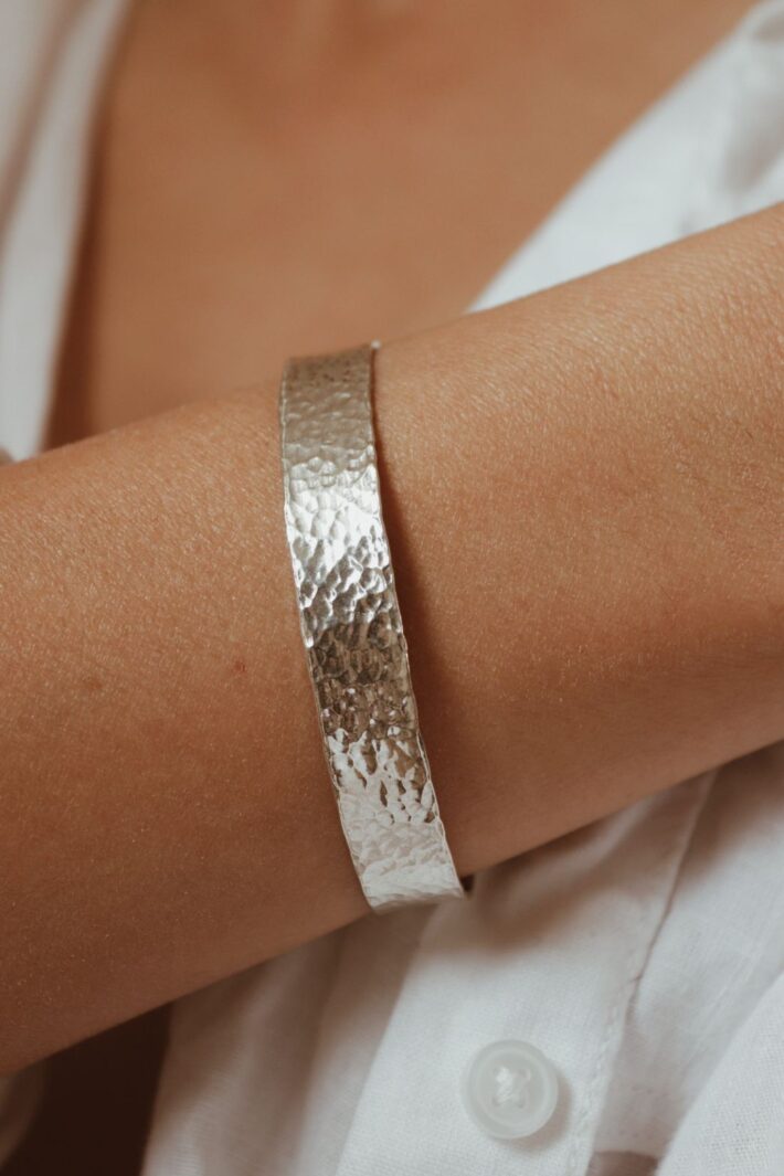 צמיד קשיח יוניסקס רחב בטקסטורה מרוקעת מכסף אמיתי 925.jpg