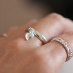 טבעת פס חלקה ודקה פתוחה מאחורה עם עלה קטן ואבן חן לרימר בצבע תכלת.jpg