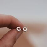 עגילי שמש קטנים צמודים לאוזן מכסף אמיתי 925 או ציפוי זהב.jpg