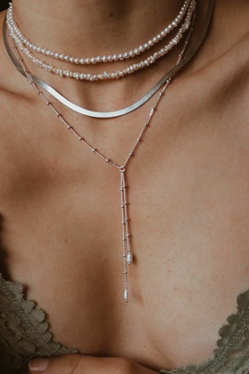 שרשרת עניבה עדינה מכסף אמיתי 925 בשילוב 2 פנינים לבנות.jpg