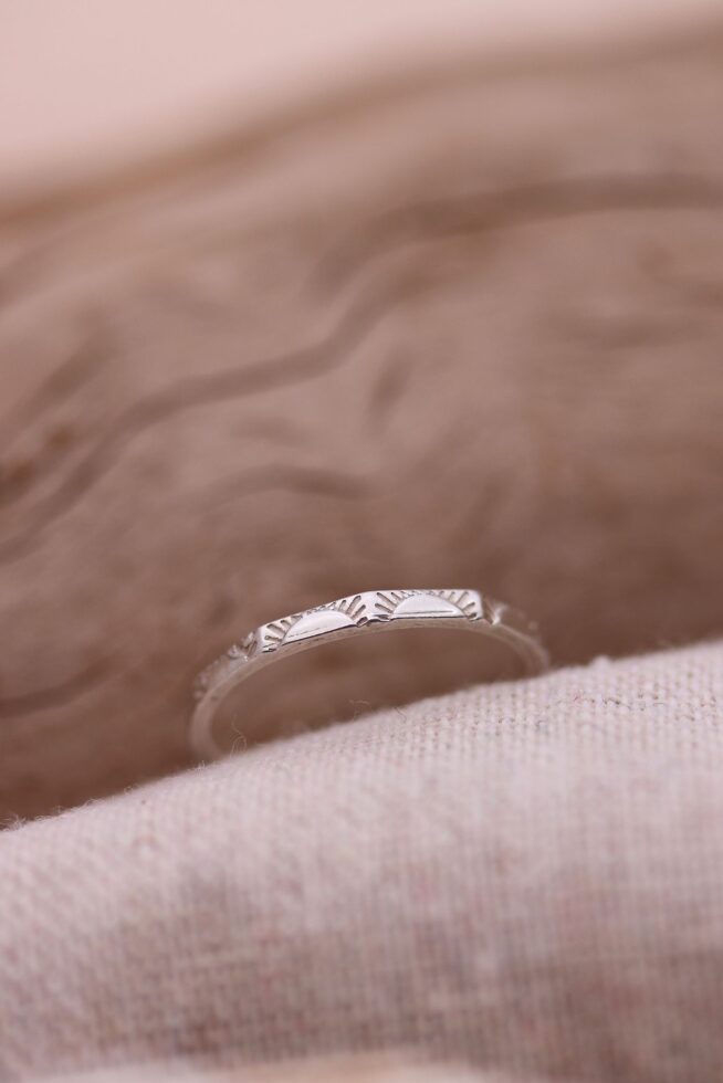 טבעת דקה ועדינה עם חריטה של שמש כסף 925.jpg