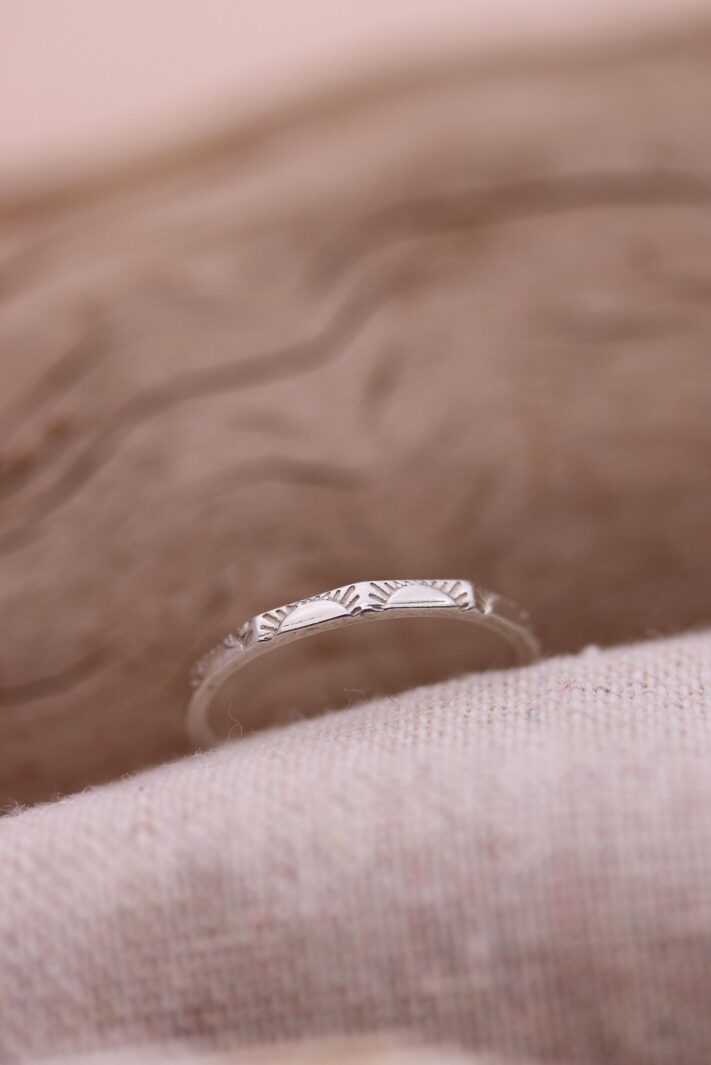 טבעת דקה ועדינה עם חריטה של שמש כסף 925.jpg