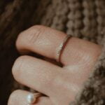 טבעת דקה ועדינה עם חריטה של פרחים קטנים.jpg