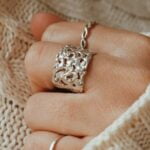 טבעת רחבה פתוחה בטקסטורה מיוחדת, מלאה בנוכחות מדוייקת וסטייל לא מתאמץ. כזאת שלא תפסיק לגרוף מחמאות.jpg