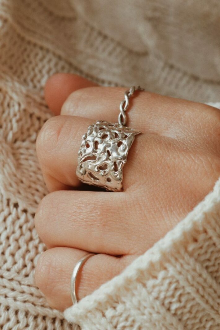 טבעת רחבה פתוחה בטקסטורה מיוחדת, מלאה בנוכחות מדוייקת וסטייל לא מתאמץ. כזאת שלא תפסיק לגרוף מחמאות.jpg