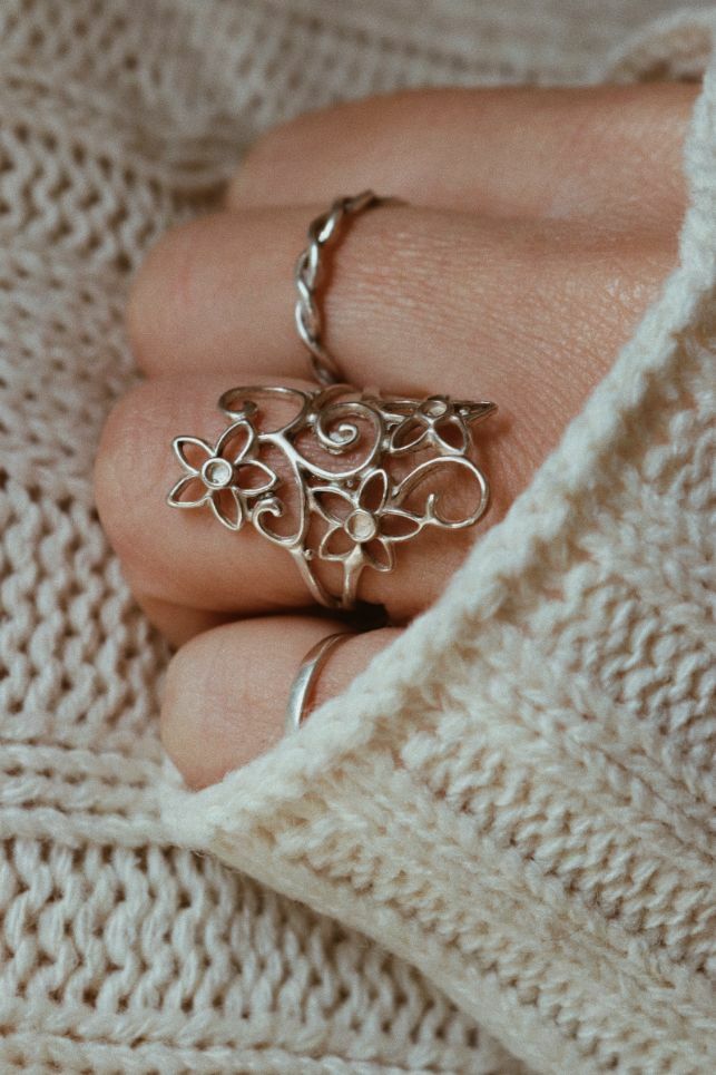 טבעת פרחים מוארכת עם נוכחות מכסף 925.jpg