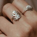 טבעת עלה מונסטרה מיוחדת. טבעת יפהפיה שעוטפת את האצבע בצורה מושלמת וסופר מחמיאה. מהממת לבדה או ביחד עם טבעות נוספות למראה עמוס יותר שלא יפסיק לגרוף מחמאות..jpg