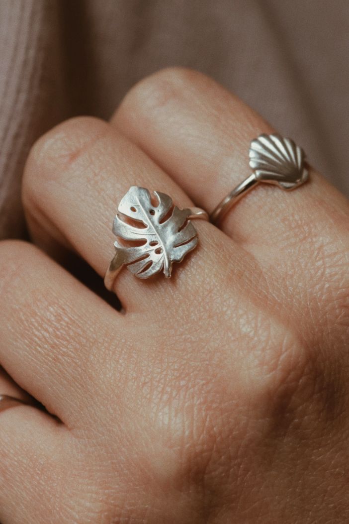 טבעת עלה מונסטרה מיוחדת. טבעת יפהפיה שעוטפת את האצבע בצורה מושלמת וסופר מחמיאה. מהממת לבדה או ביחד עם טבעות נוספות למראה עמוס יותר שלא יפסיק לגרוף מחמאות..jpg