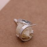 עגילי חישוק דקים בטקסטורה מרוקעת. פתוחים בחלקם האחורי ועשויים מכסף 925.jpg