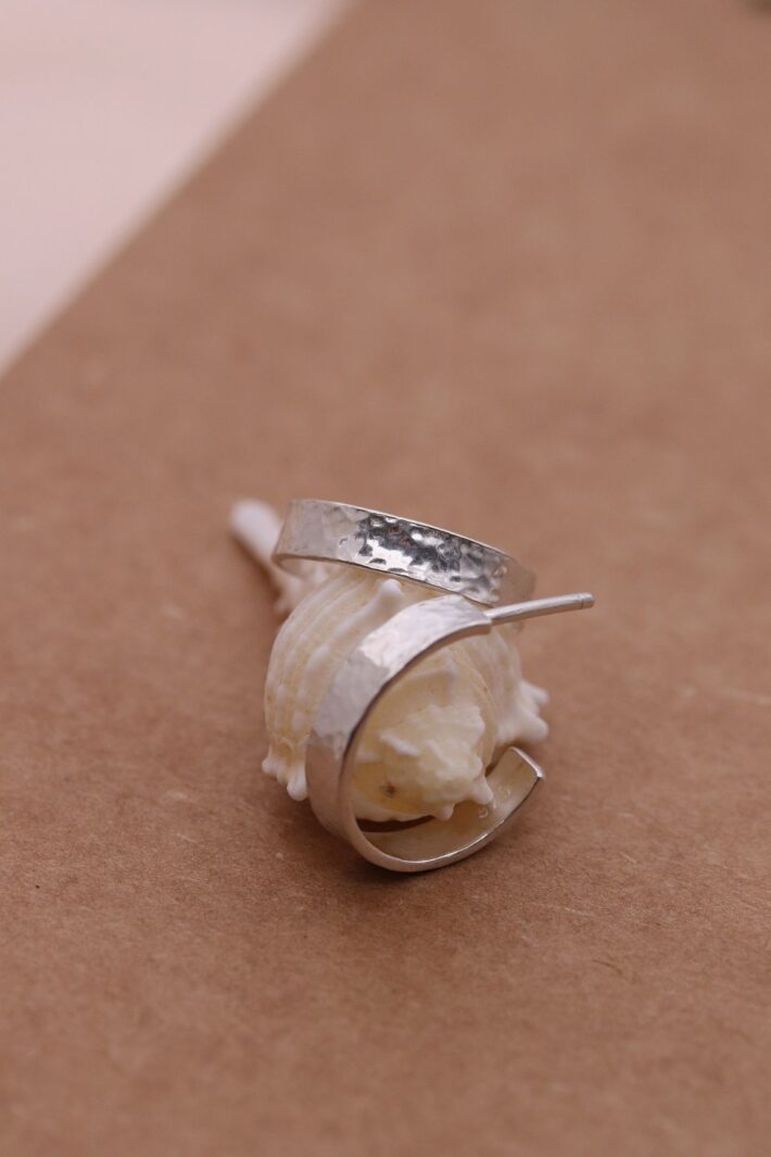 עגילי חישוק דקים בטקסטורה מרוקעת. פתוחים בחלקם האחורי ועשויים מכסף 925.jpg