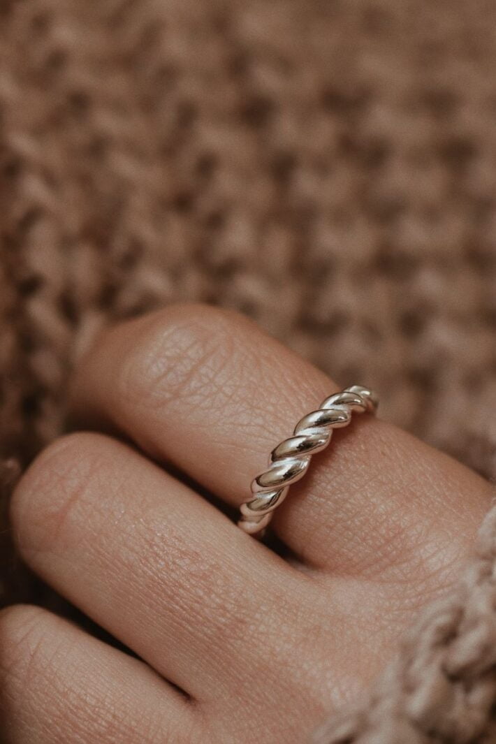 טבעת חבל מלופפת פתוחה ומתכווננת. טבעת בייסיק המיוצרת מכסף אמיתי 925.jpg