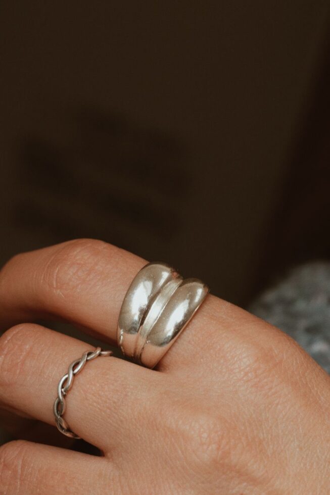 טבעת פתוחה עבה מלאה בנוכחות. מיוצרת מכסף אמיתי 925.jpg