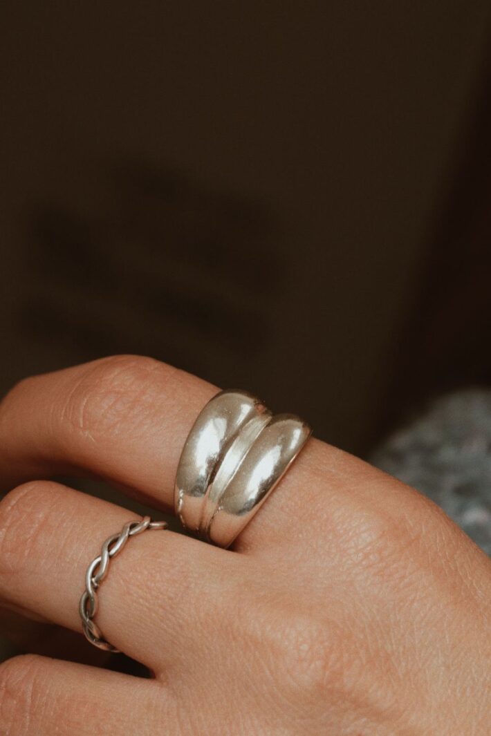 טבעת פתוחה עבה מלאה בנוכחות. מיוצרת מכסף אמיתי 925.jpg