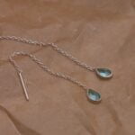 עגילי שרוך עדינים בשילוב טיפה בשיבוץ תכלת.jpg