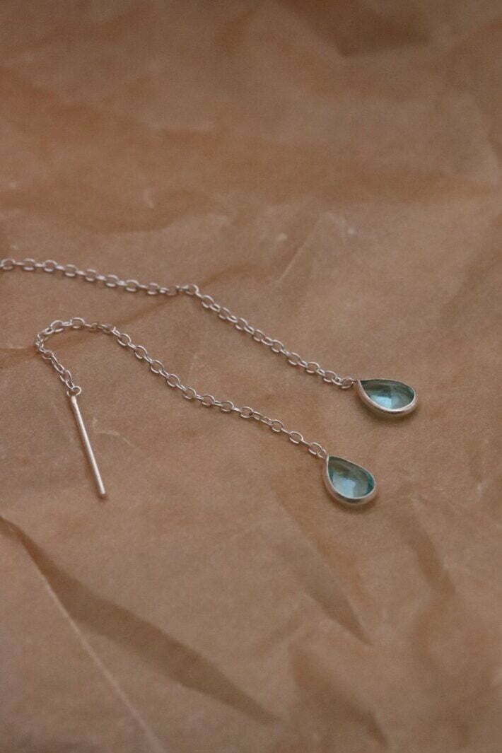 עגילי שרוך עדינים בשילוב טיפה בשיבוץ תכלת.jpg