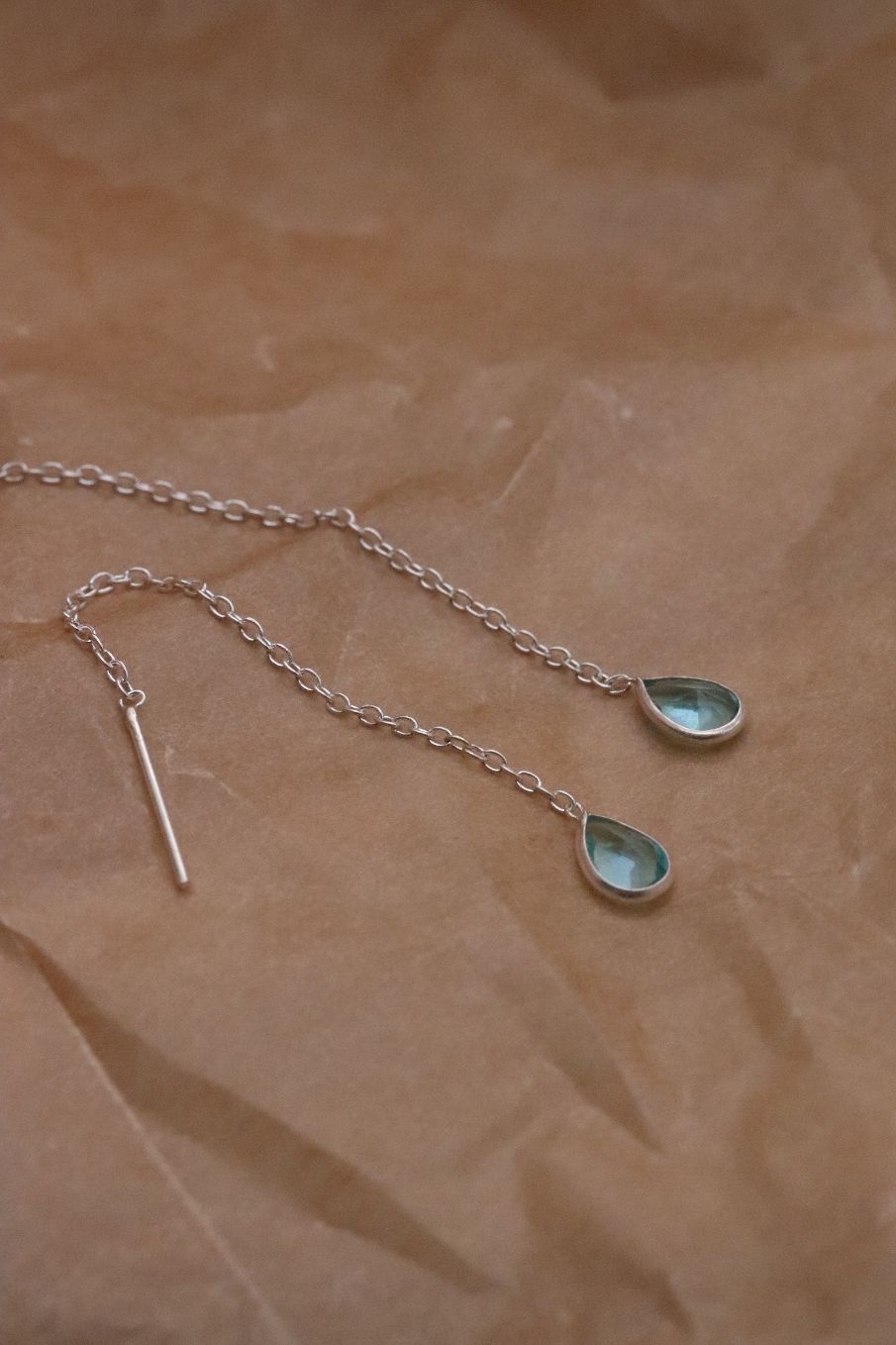 עגילי שרוך עדינים בשילוב טיפה בשיבוץ תכלת.jpg