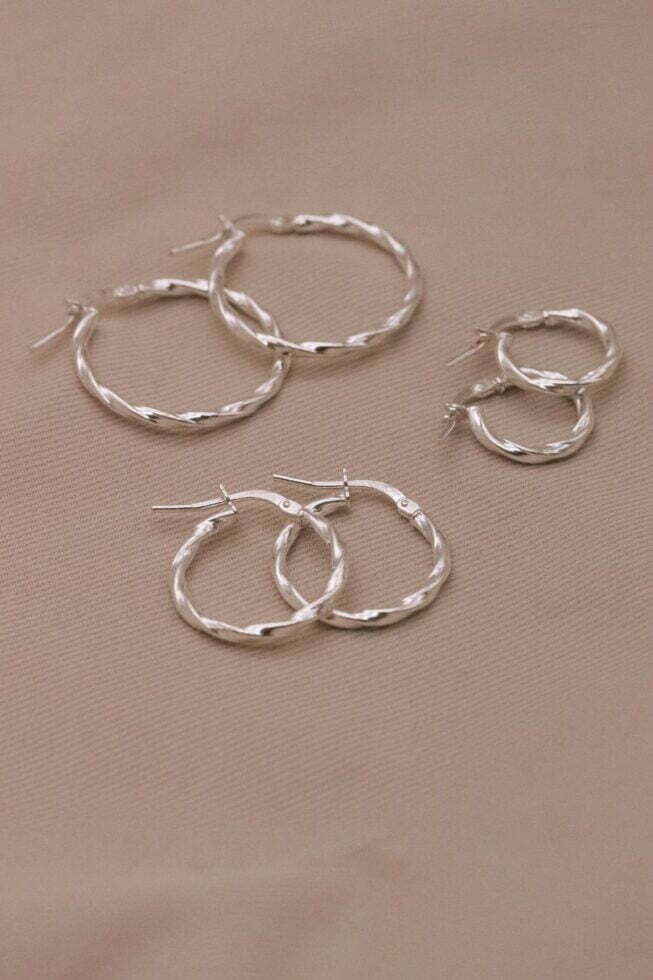 עגילי חישוק דקים מלופפסים מכסף אמיתי 925.jpg