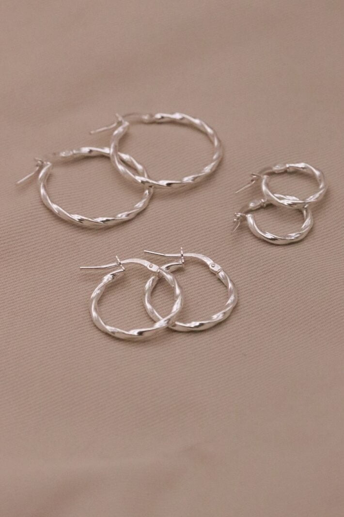 עגילי חישוק דקים מלופפסים מכסף אמיתי 925.jpg