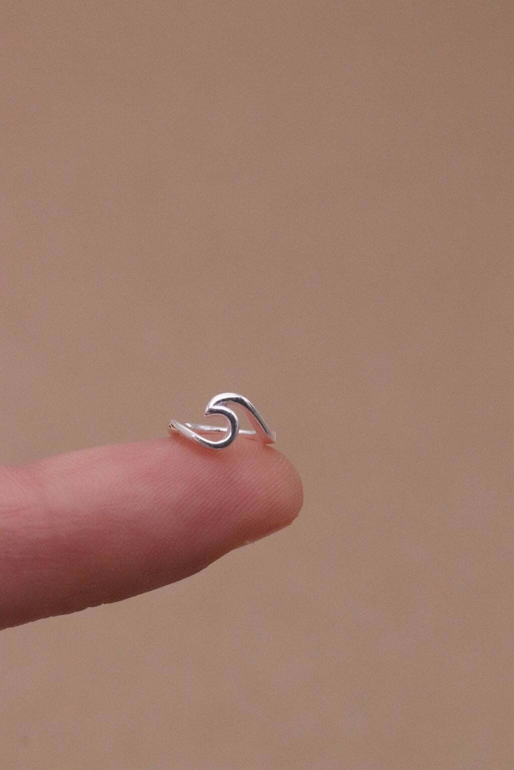 עגיל חיושק הליקס בצורת גל מכסף אמיתי 925.jpg