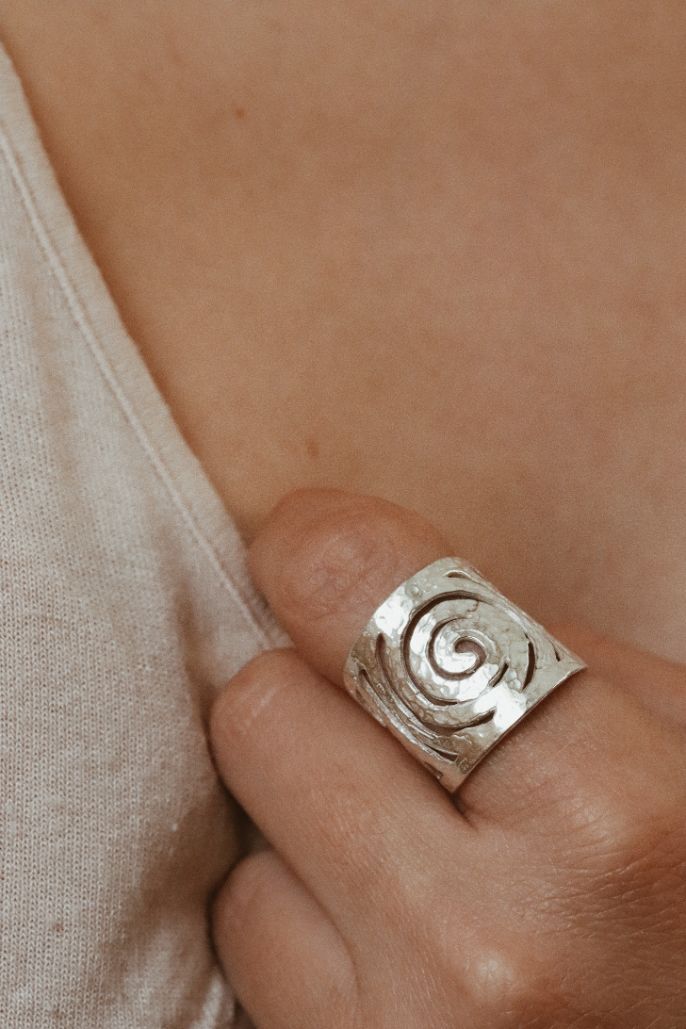 טבעת ספירלה מרוקעת מכסף אמיתי 925.jpg
