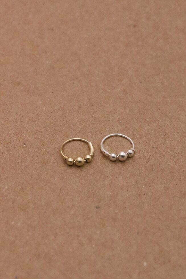 עגיל חישוק קטן להליקס עם 3 כדורים קטנים מושחלים.jpg