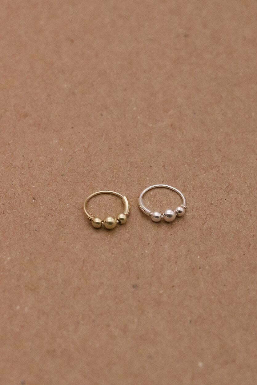 עגיל חישוק קטן להליקס עם 3 כדורים קטנים מושחלים.jpg