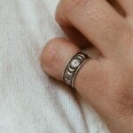 טבעת זרת פתוחה ומיוחדת עם חריטה של ירח.jpg