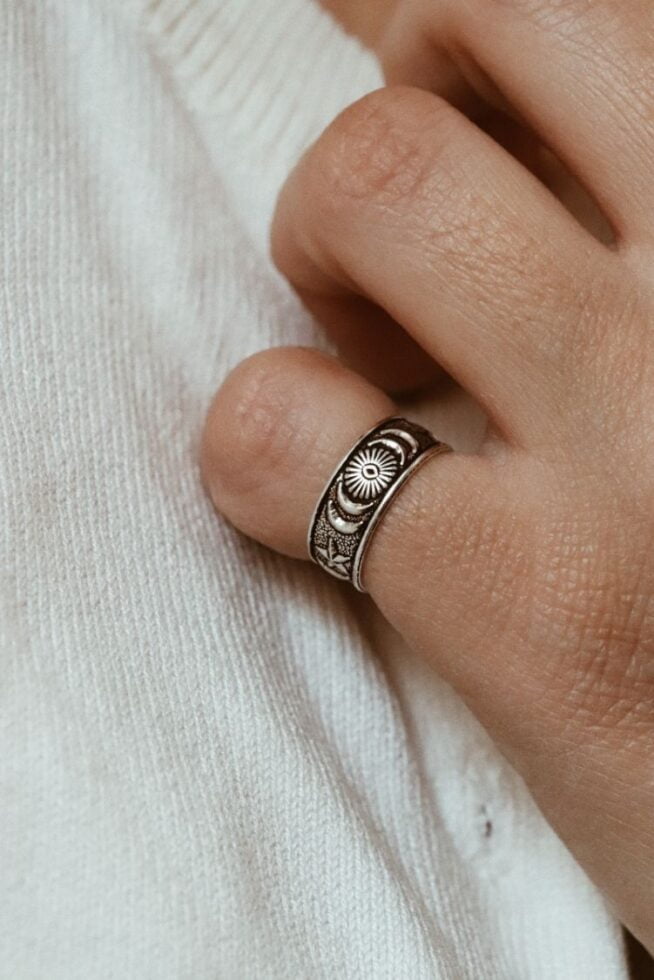 טבעת זרת פתוחה ומיוחדת עם חריטה של ירח.jpg