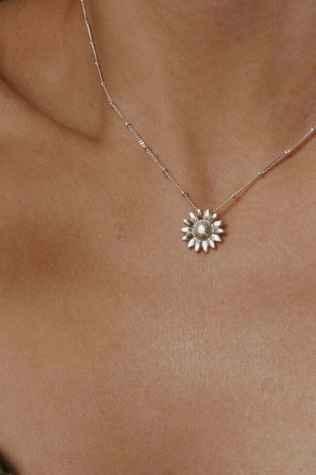 שרשרת כדוריות עדינה בשילוב פרח חמניה מכסף 925.jpg