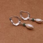 עגילים חלולים בשילוב פנינה לבנה ואבן אמרלד ירוקה מכסף אמיתי 925 או ציפוי זהב.jpg