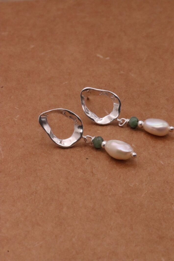 עגילים חלולים בשילוב פנינה לבנה ואבן אמרלד ירוקה מכסף אמיתי 925 או ציפוי זהב.jpg