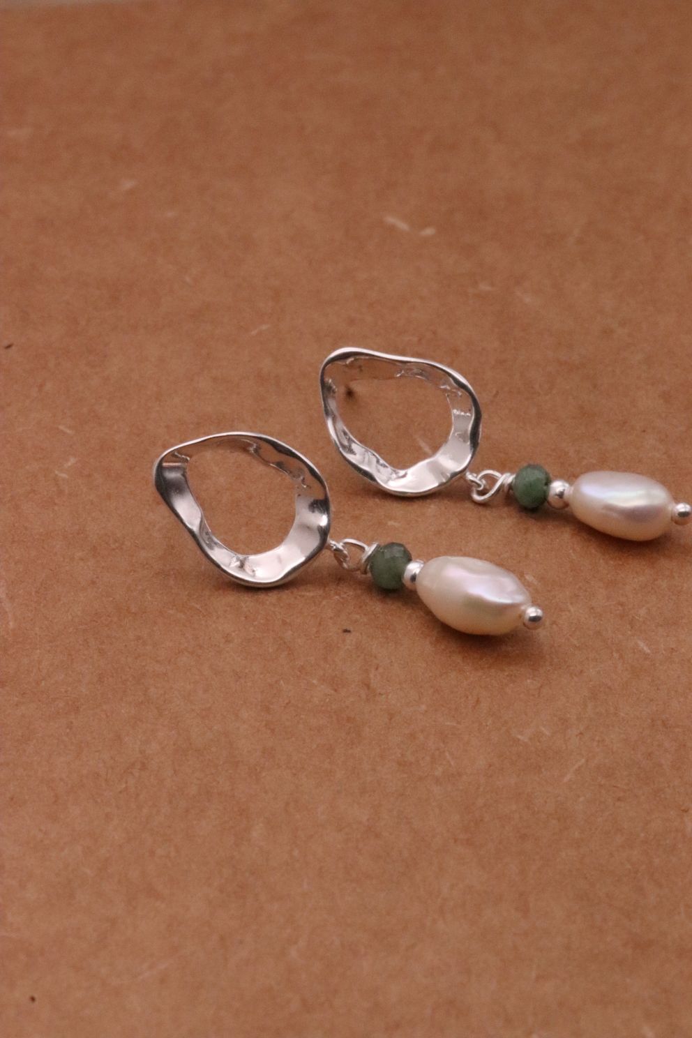 עגילים חלולים בשילוב פנינה לבנה ואבן אמרלד ירוקה מכסף אמיתי 925 או ציפוי זהב.jpg