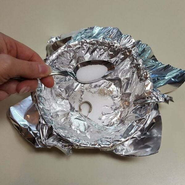 ניקוי תכשיטי כסף עם סודה לשתיה